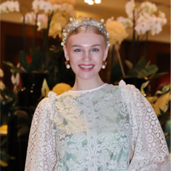 Алина Апарова